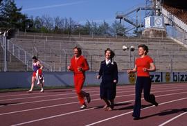 Iona Campagnolo and two unknown people running on a track in Germany