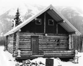 Log house in Good Hope Lake
