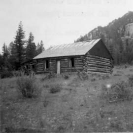Disused cabin near Pavilion Lake