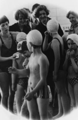 Iona Campagnolo and others meeting a group of young swimmers in Germany