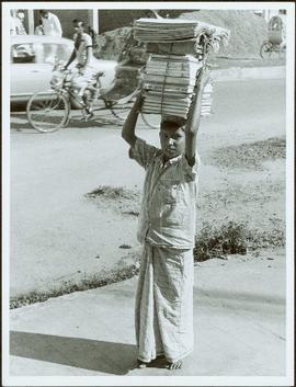 Bangladesh : Boy with books on his head