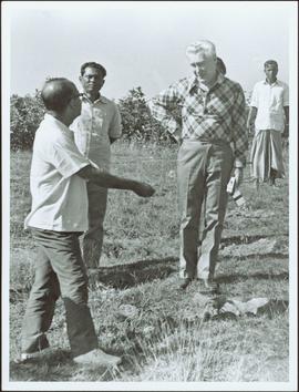 Bangladesh : Ray Williston talking with a group of men