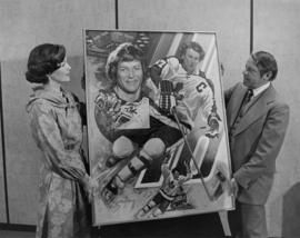 Iona Campagnolo and man holding a painting of Darryl Sittler by William Biddle