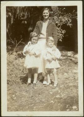 Young Iona Hardy with mother and brother