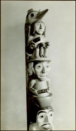 Model wooden totem pole – close-up