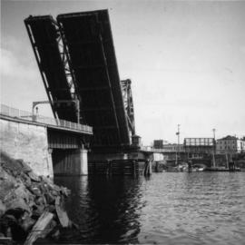 Road bridge at the junction of the Victoria Inner and Upper Harbours