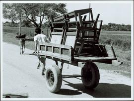 Bangladesh : Man pulling a cart