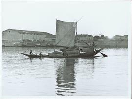 Bangladesh : Sail boat hauling logs
