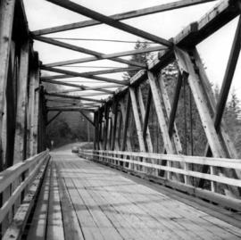 Truss bridge over Lois River