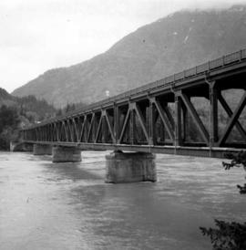 Double-use bridge across the Fraser River at Hope, BC
