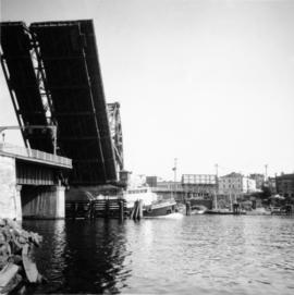 Road bridge, Inner Harbour Victoria
