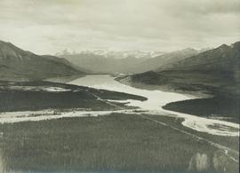 Landscape perspective of Jasper Lake